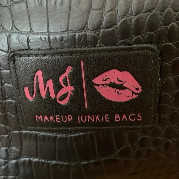 Makeup Junkie Large Sidekick Bag Shade of Onyx Silver Tassel Snakeskin Interior - Picture 3 of 11